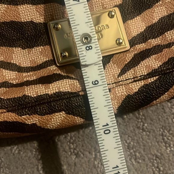 Michael Kors print crossbody and matching wallet - Picture 9 of 13